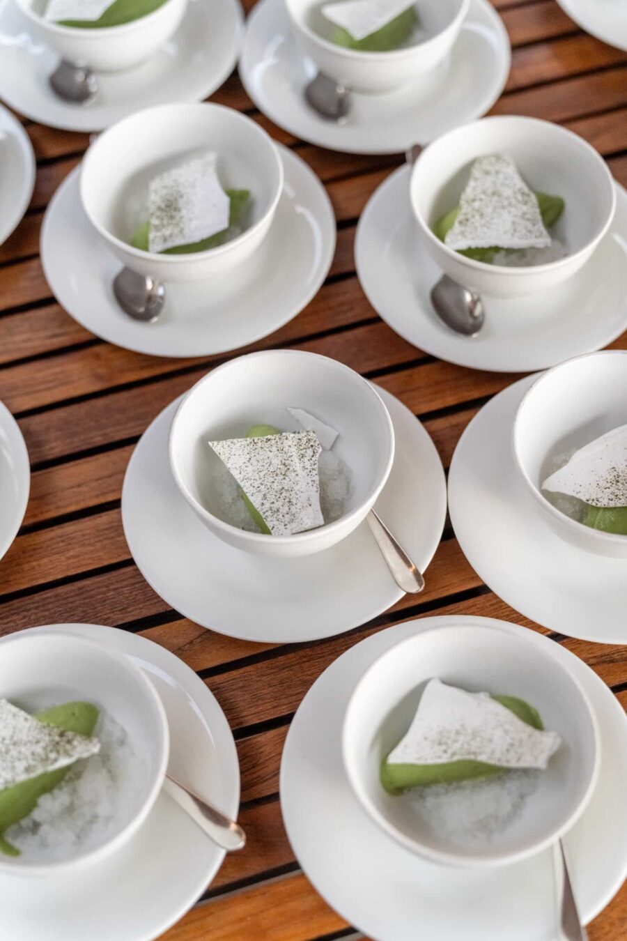 Hochzeitsdesserts auf Holztisch angerichtet