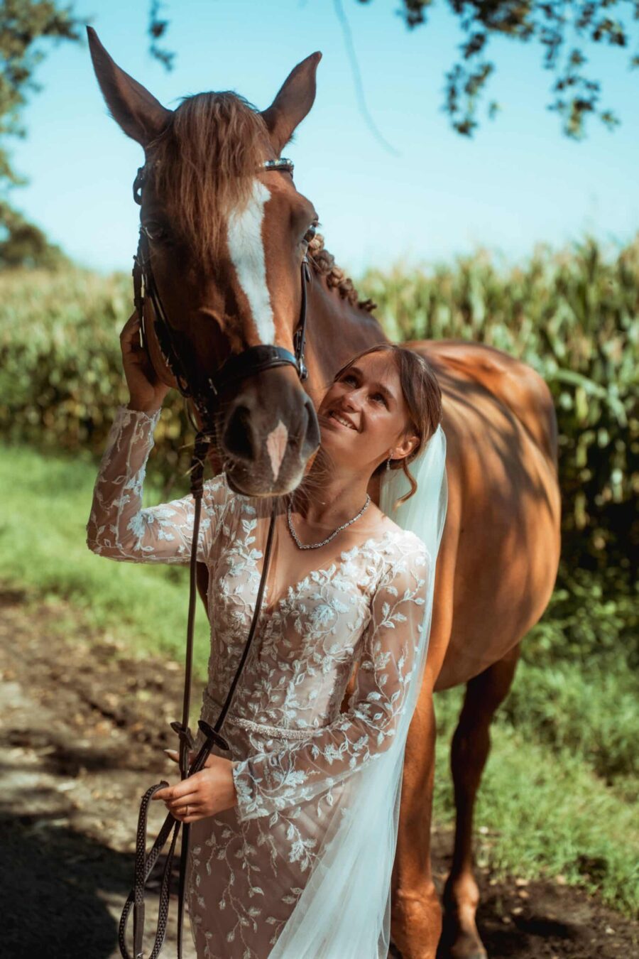 Hochzeit im Freien mit Braut und Pferd