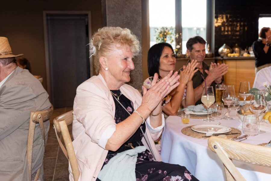 Gäste klatschen bei Hochzeitsfeier im Restaurant.