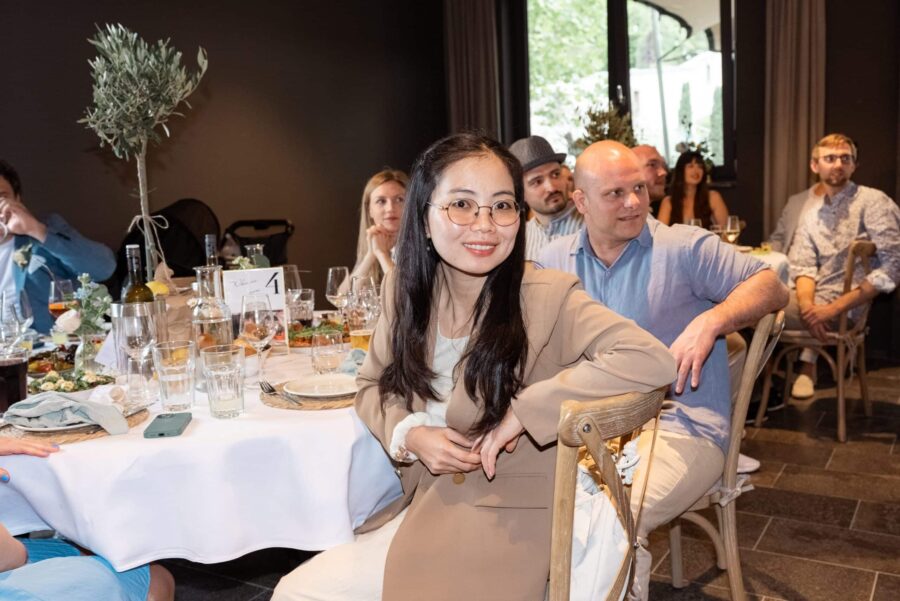 Hochzeitsgäste beim Essen am Tisch.
