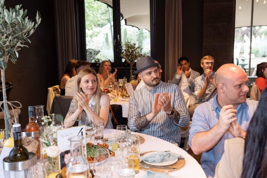 Gäste klatschen bei Hochzeitsempfang im Restaurant.