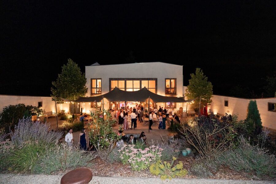 Hochzeitsfeier im beleuchteten Garten bei Nacht