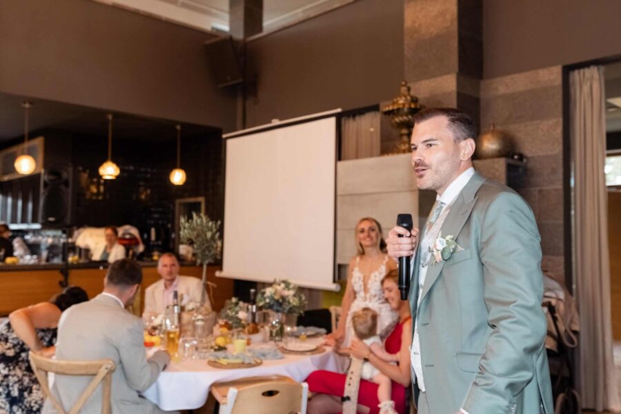 Mann hält Hochzeitsrede im Empfangsraum