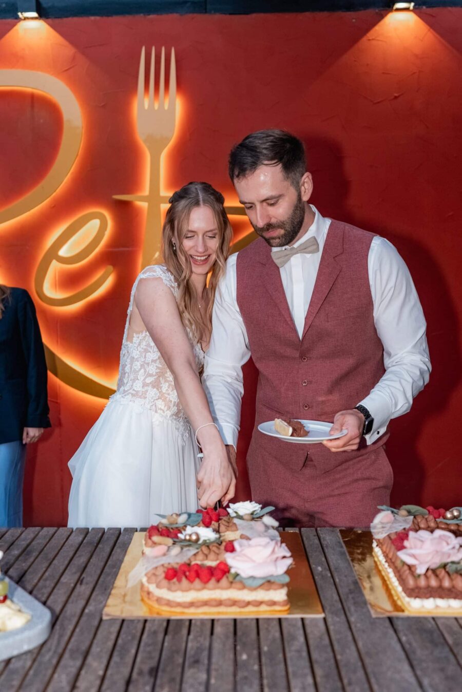 Brautpaar schneidet Hochzeitstorte an.