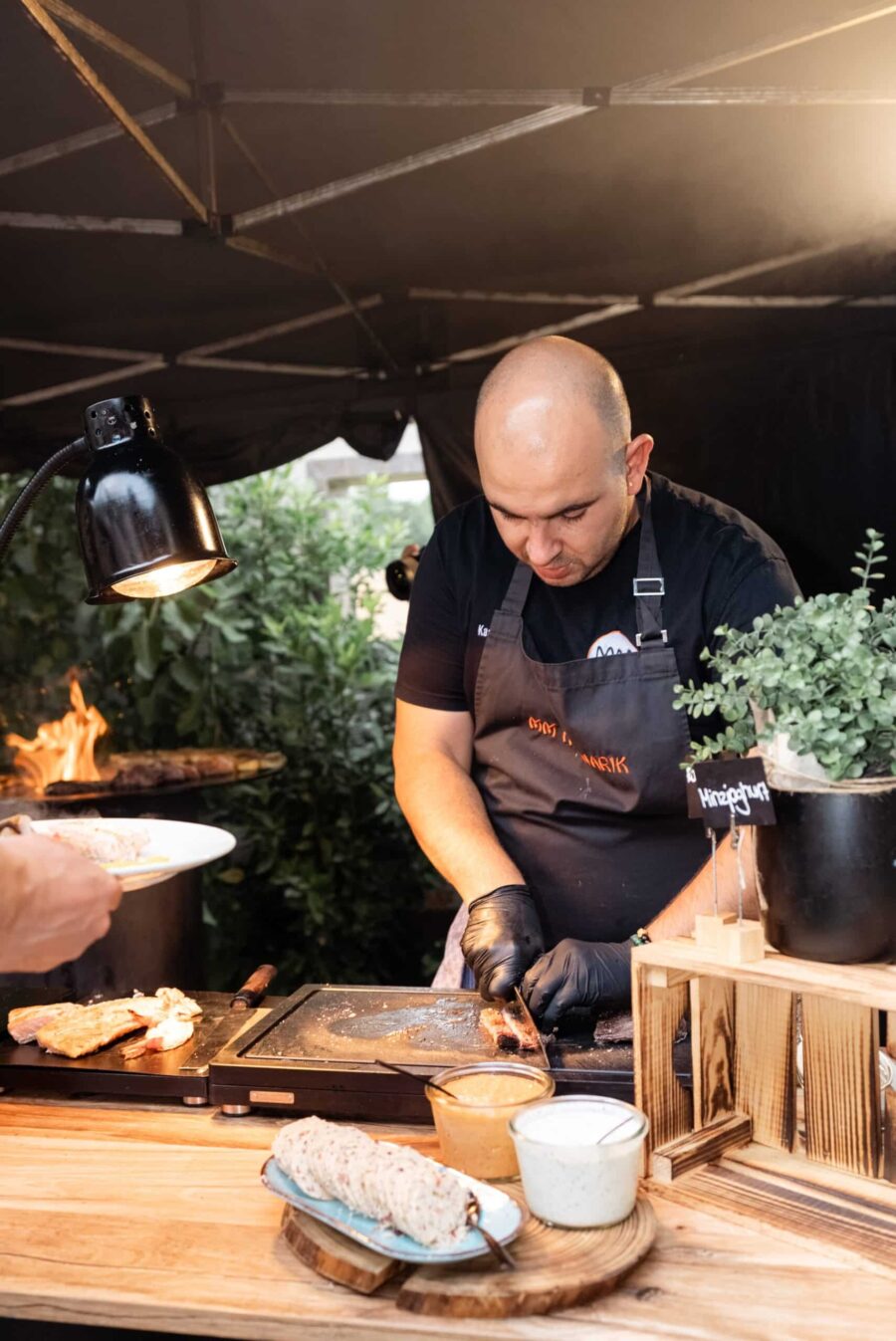 Kochstation im Freien bei Hochzeitsfeier