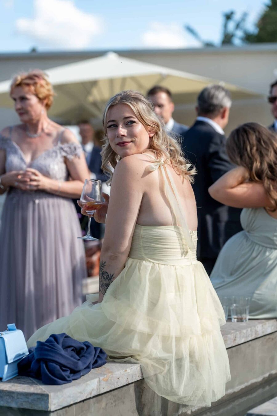 Gäste entspannen bei Hochzeitsfeier im Freien