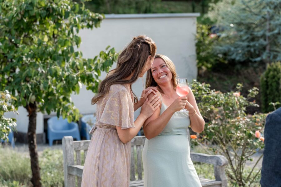 Hochzeit Villa Oriental | Editorial Summer Vibes & Live Cooking 458 Gäste mit Getränken im sommerlichen Garten.