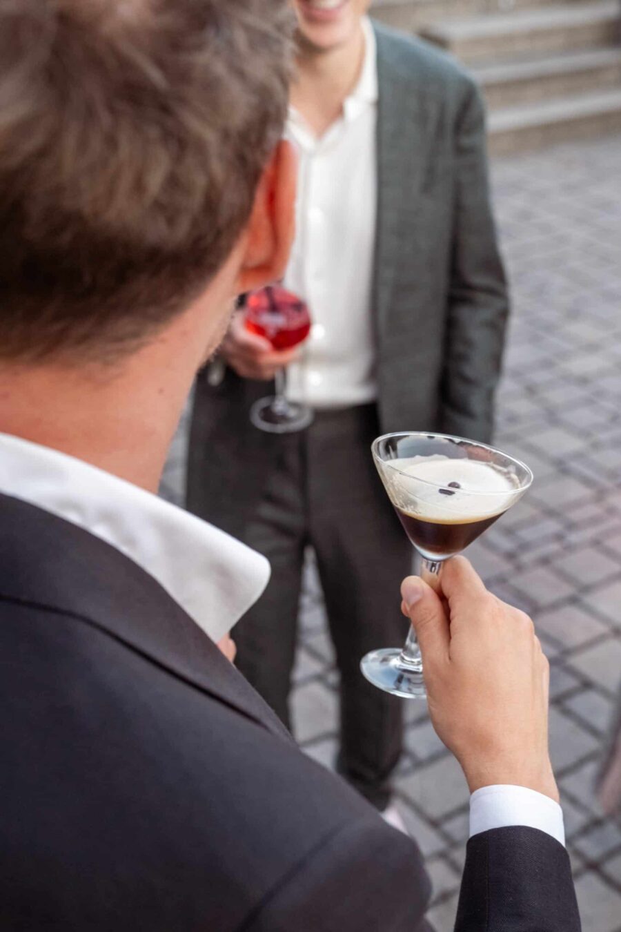 Hochzeitsgäste mit Cocktails im Freien