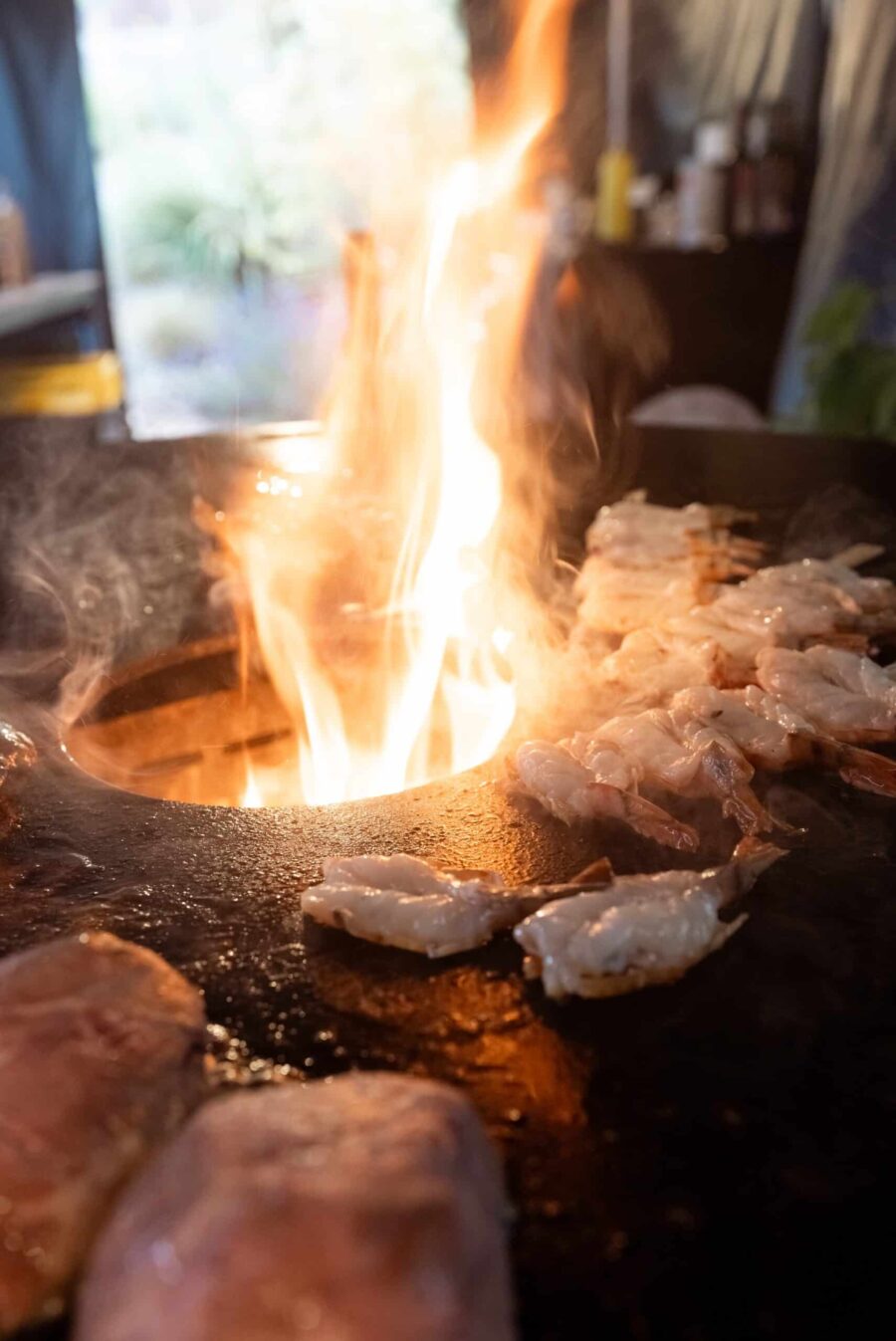 Grillen von Garnelenflammen auf Hochzeitsfeier