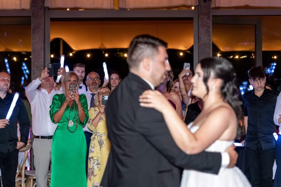 Erster Tanz des Brautpaares vor jubelnden Gästen.