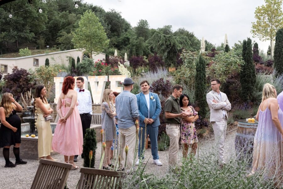 Gartenhochzeit mit Gästen und großer LOVE-Deko.