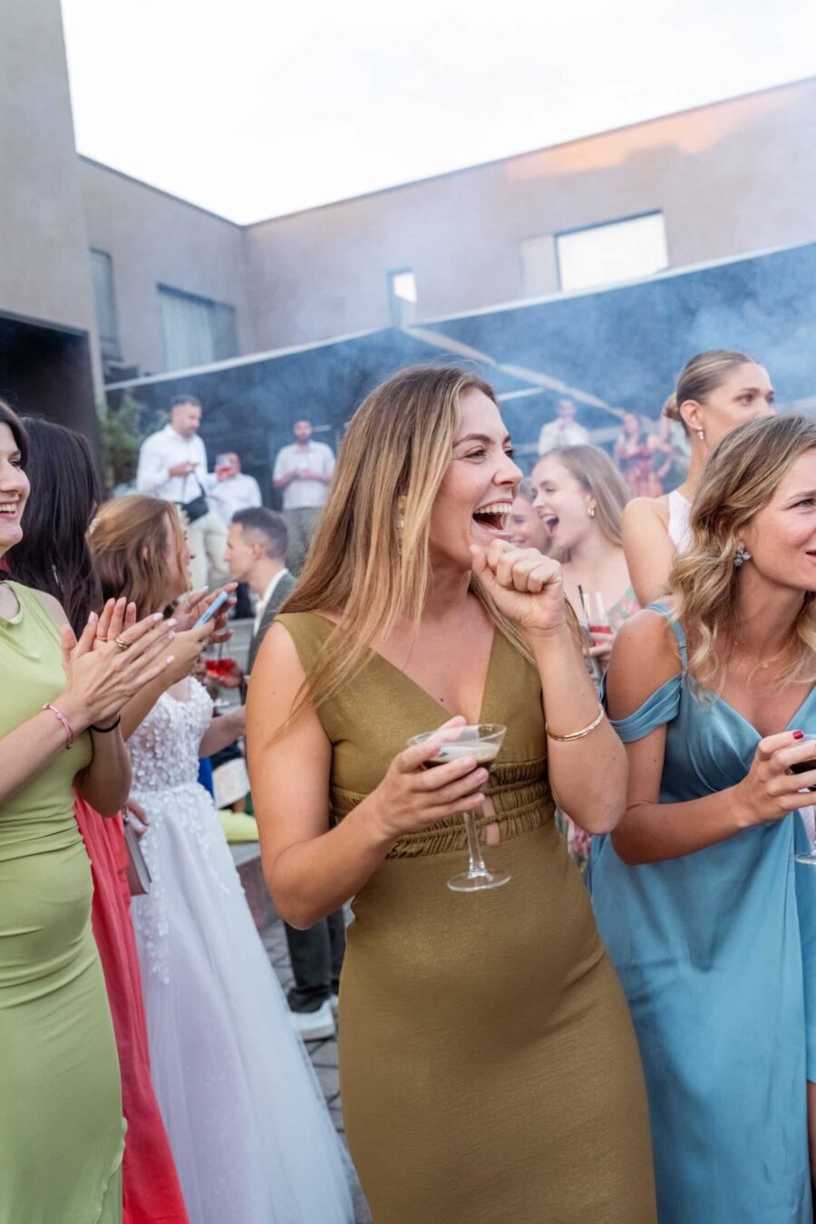 Gäste feiern ausgelassen im Garten bei Hochzeitspartys.