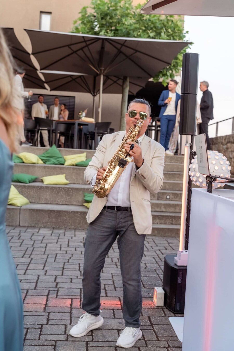 Hochzeit Steinburg Würzburg | Editorial Style & Party | Florian Knusper 72 Saxophonist spielt auf Hochzeitsfeier im Freien.