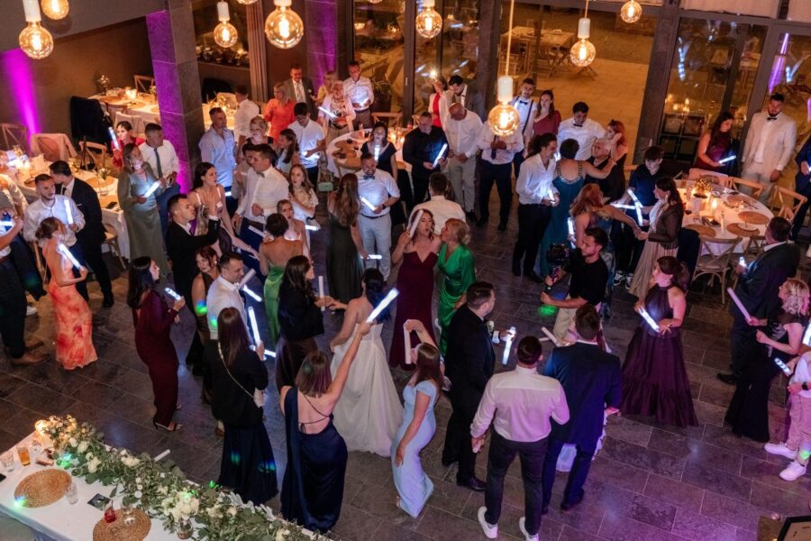Hochzeitsfeier mit tanzenden Gästen und Beleuchtung