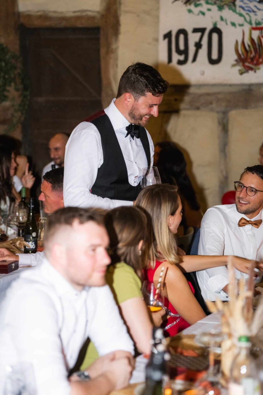 Hochzeitsgäste feiern am gedeckten Tisch