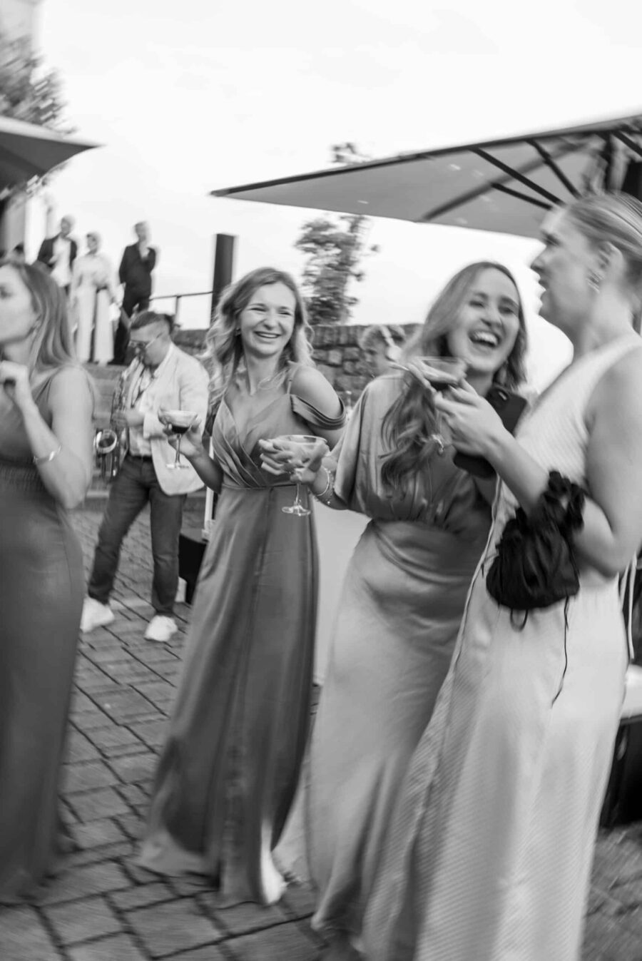 Gäste feiern in eleganter Abendkleidung im Freien