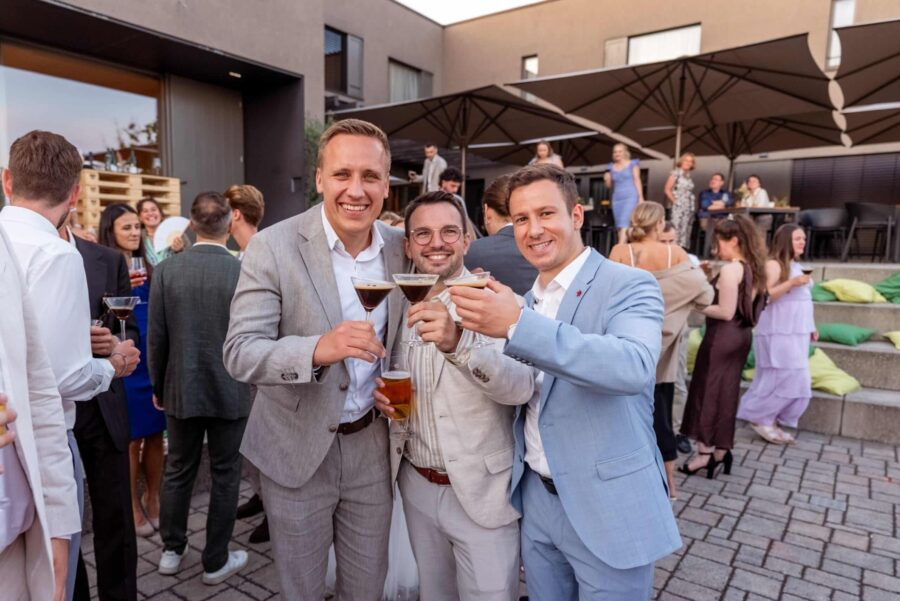 Gäste stoßen bei Hochzeitsfeier mit Cocktails an