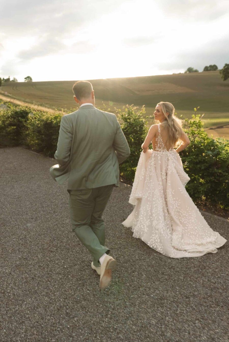 Brautpaar im Sommergarten bei Sonnenuntergang