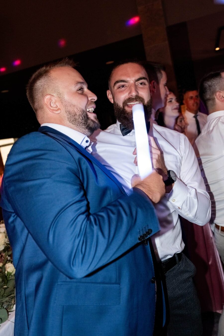 Gäste feiern und lachen auf der Hochzeitsparty.