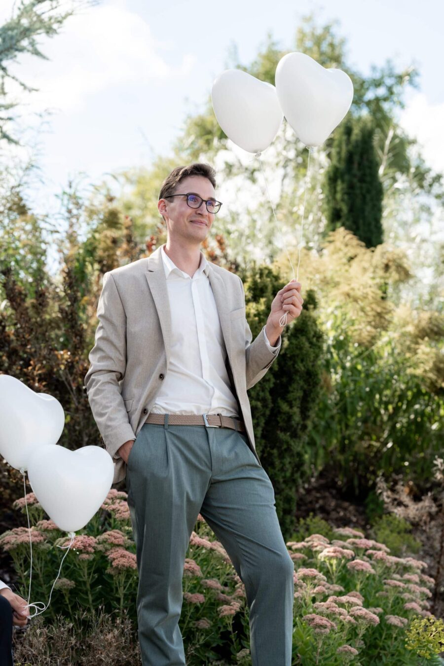 Hochzeit Villa Oriental | Editorial Summer Vibes & Live Cooking 462 Person mit Herzballons im Garten bei Hochzeit