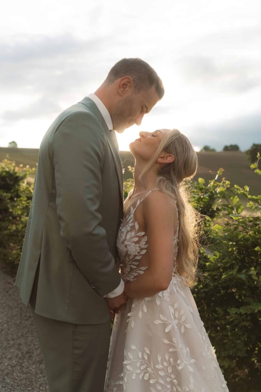 Brautpaar bei romantischer Abendsonne im Garten.