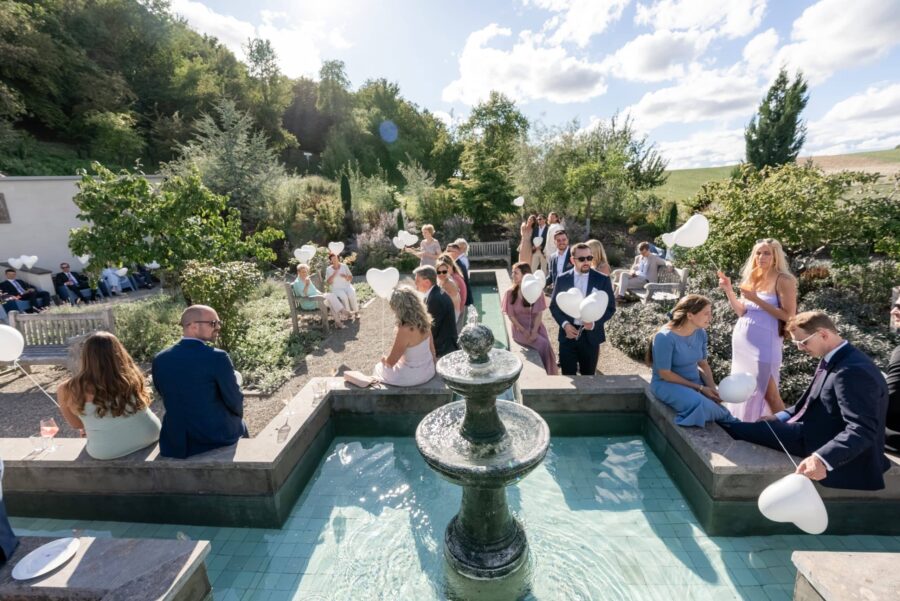 Hochzeit Villa Oriental | Editorial Summer Vibes & Live Cooking 191 Hochzeitsgäste mit Herzballons im Gartenensemble
