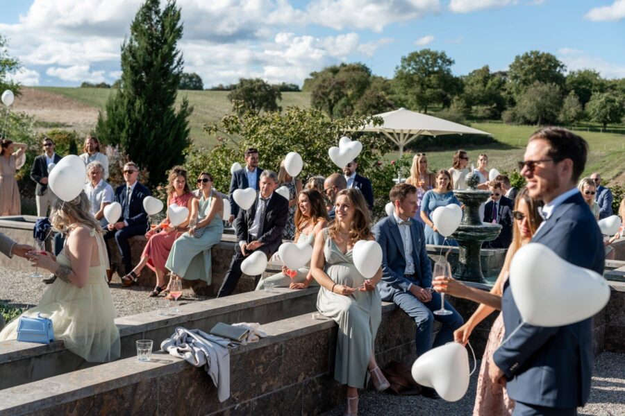 Hochzeit Villa Oriental | Editorial Summer Vibes & Live Cooking 466 Hochzeitsgäste mit Herzluftballons im Garten.