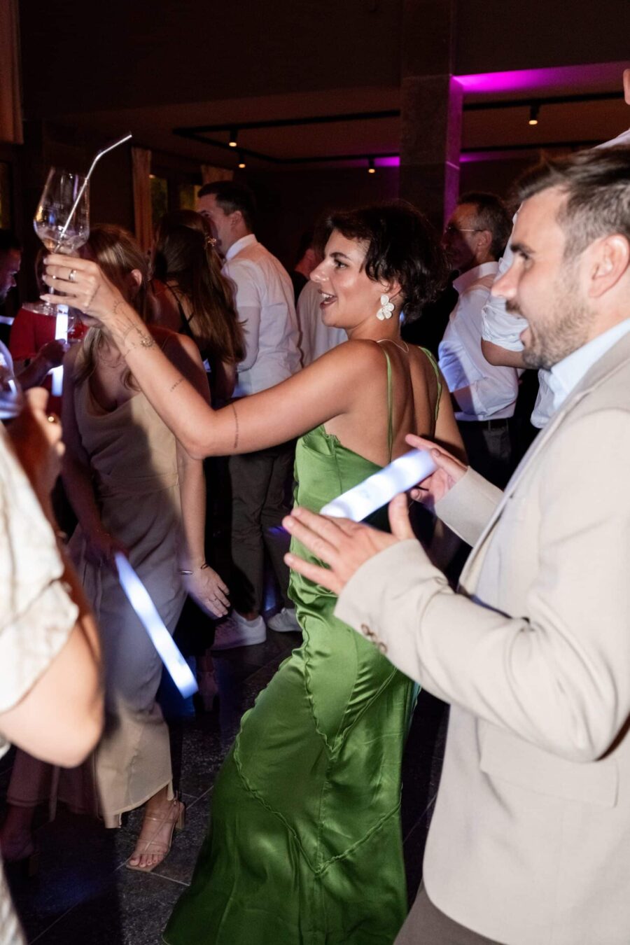 Hochzeitsgäste tanzen ausgelassen auf der Party.