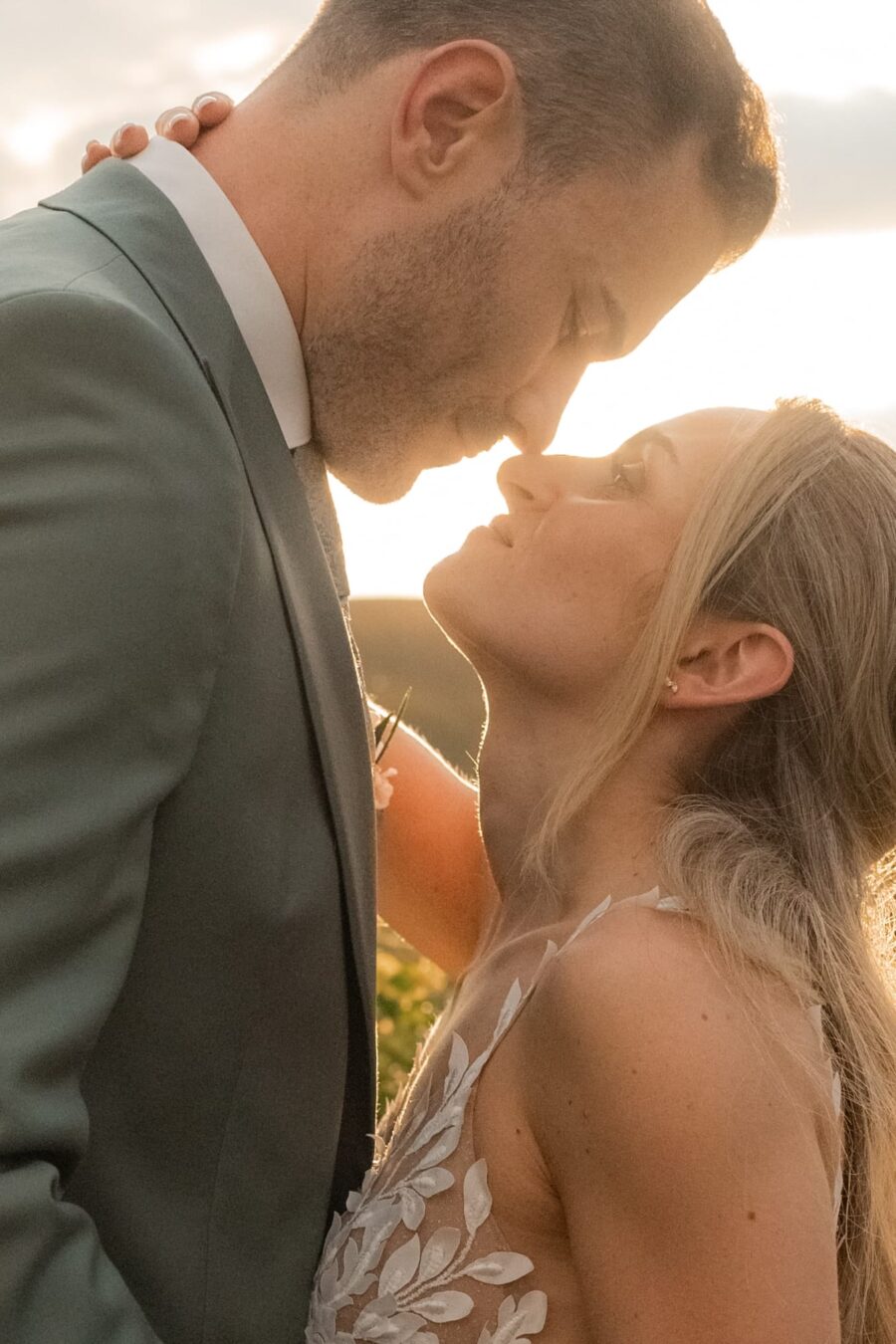 Brautpaar bei Sonnenuntergang innig nah beieinander