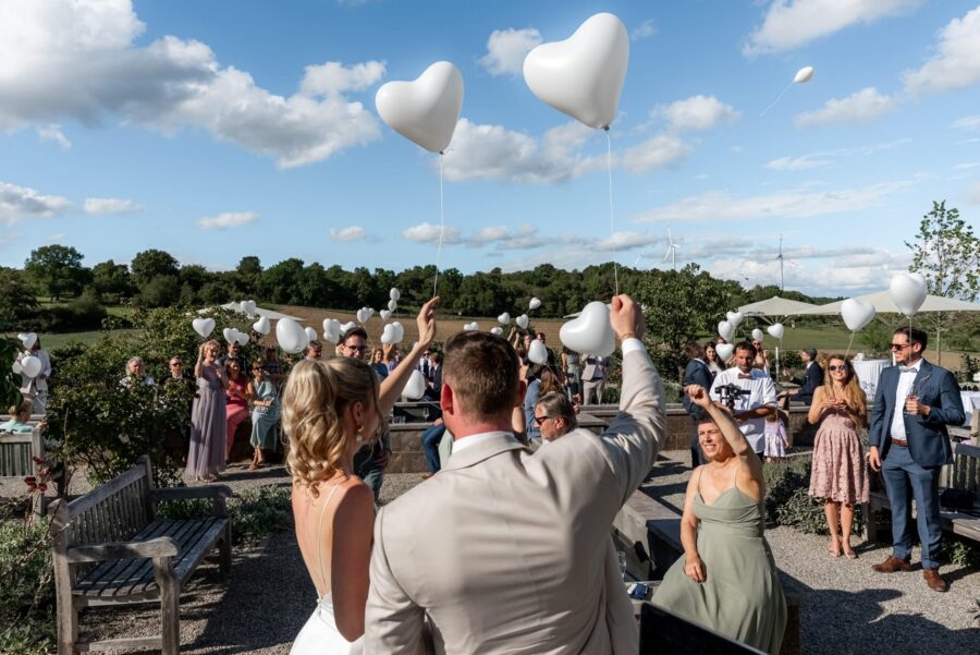 Hochzeit Villa Oriental | Editorial Summer Vibes & Live Cooking 467 Herzballons auf Hochzeitsfeier im Freien