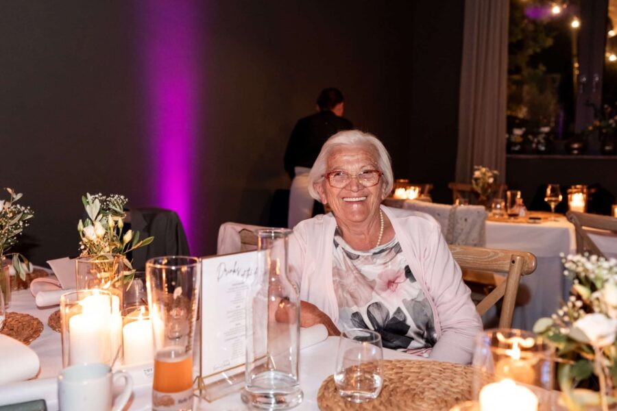 Elegante Hochzeitsdekoration bei Abendessen