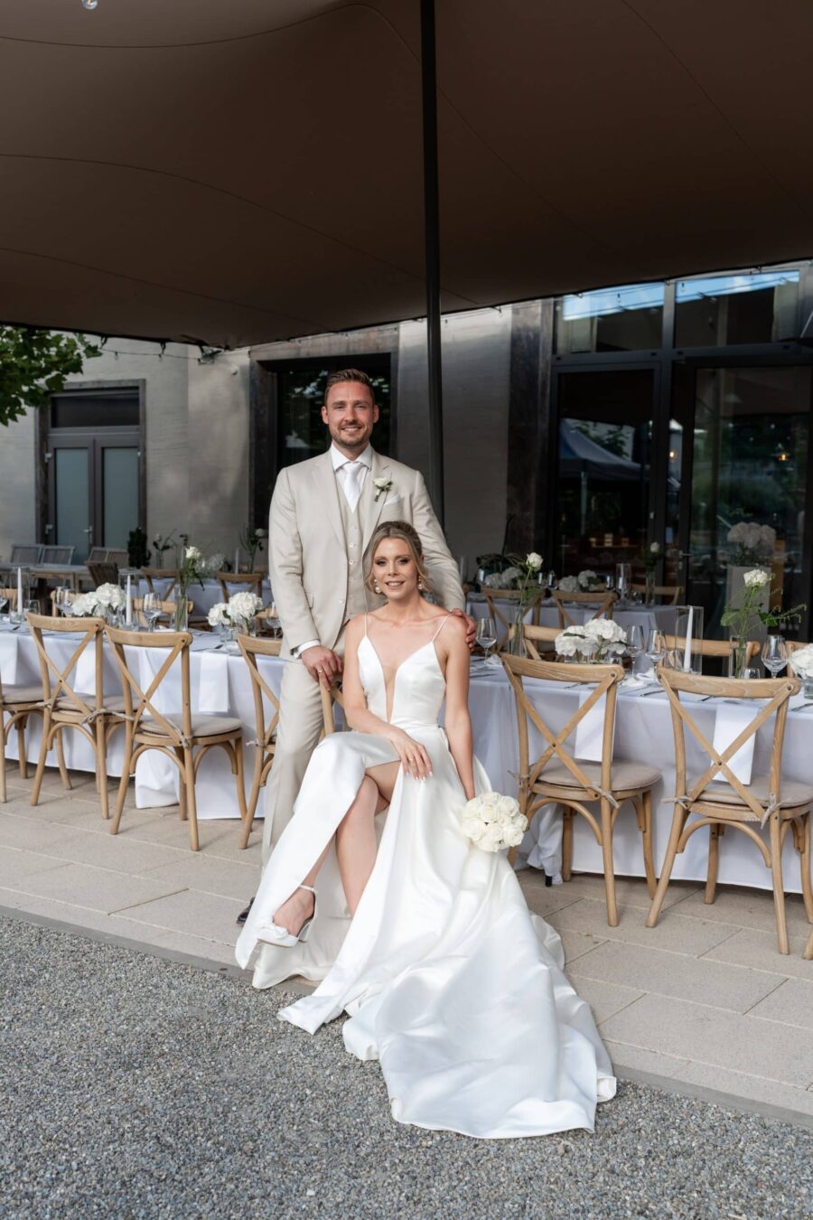 Hochzeit Villa Oriental | Editorial Summer Vibes & Live Cooking 469 Brautpaar vor elegant gedeckter Tafel im Freien
