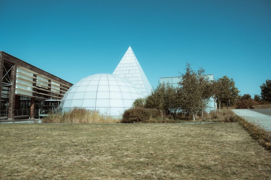 Moderne Hochzeitslocation mit Glaskuppel im Freien