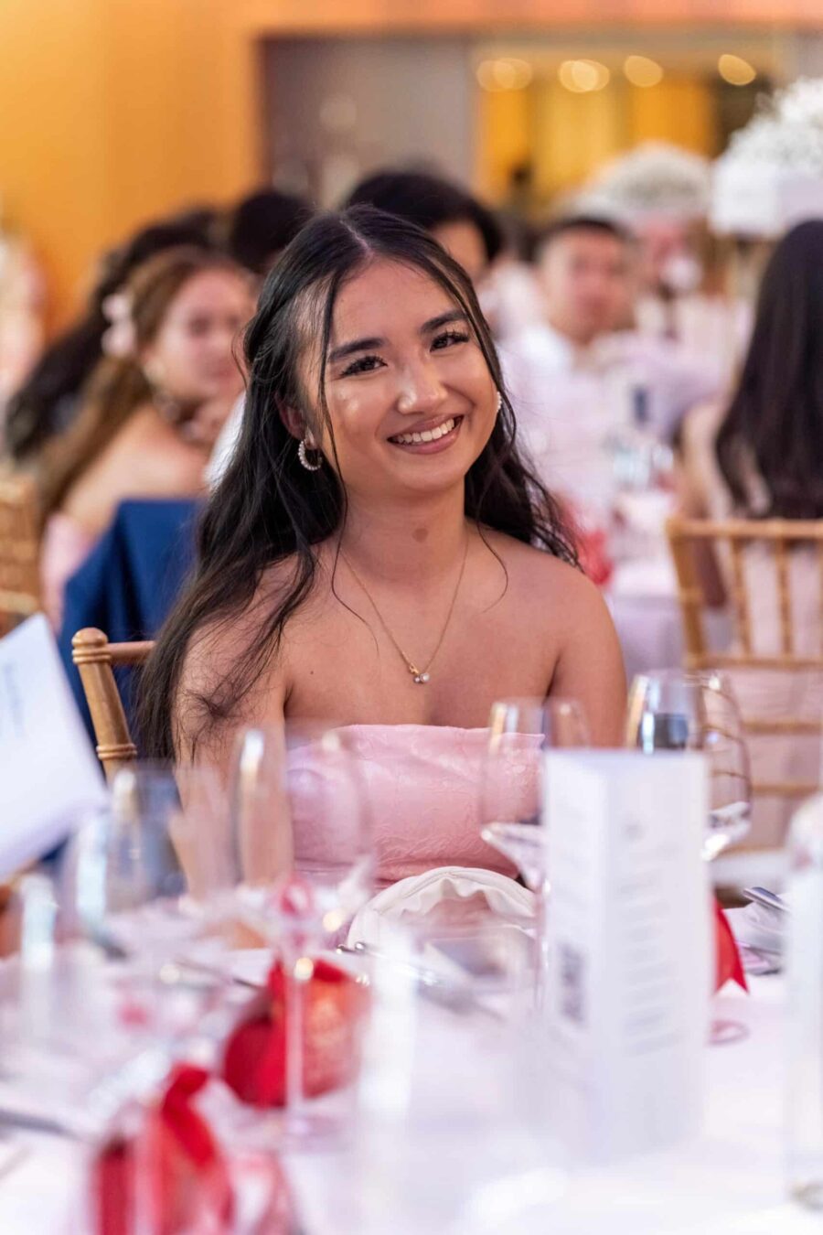 Gästin lacht beim Hochzeitsdinner