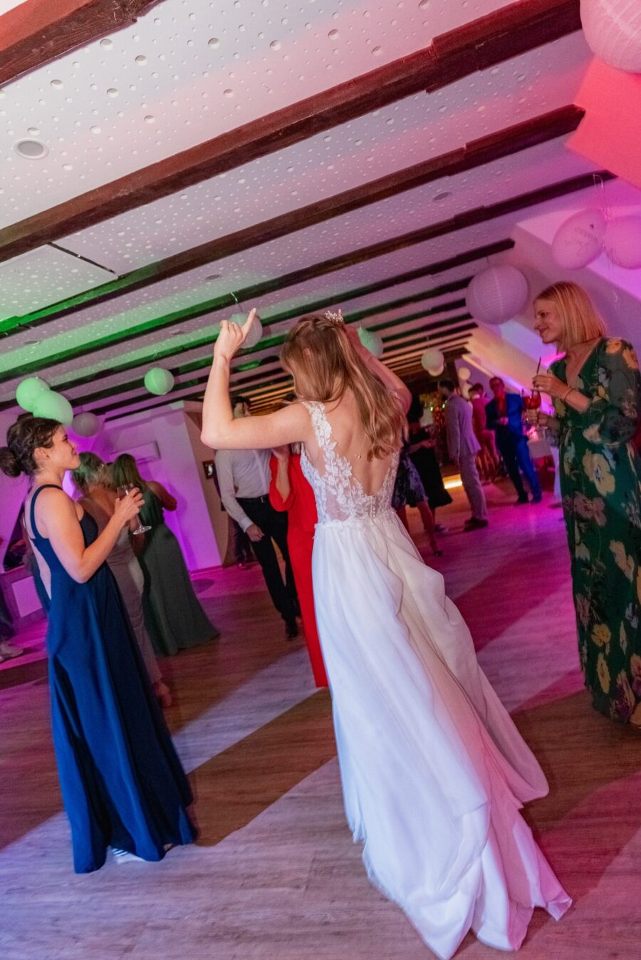 Hochzeitsparty mit tanzenden Gästen im Festsaal