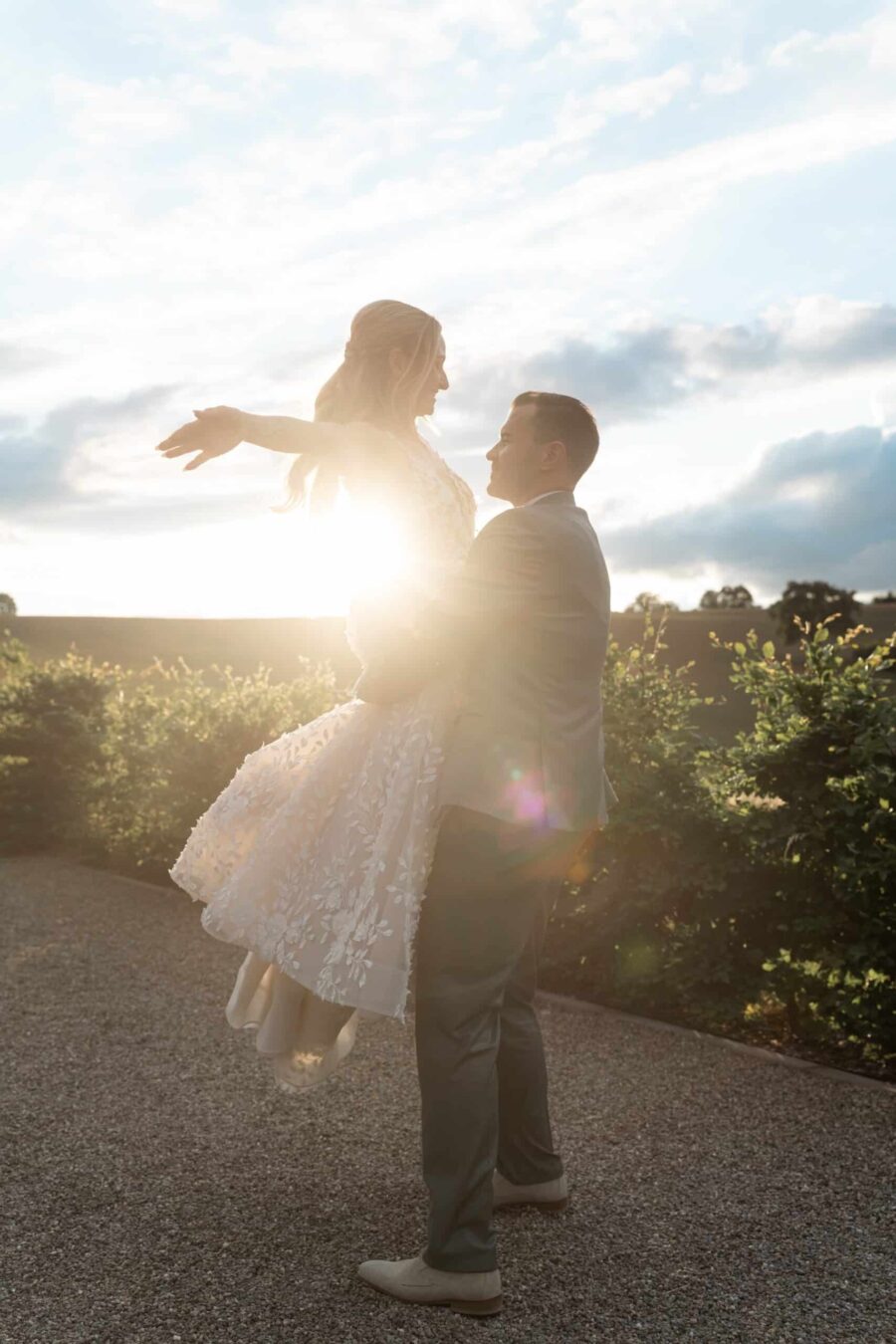 Brautpaar im Sonnenuntergang auf Naturweg