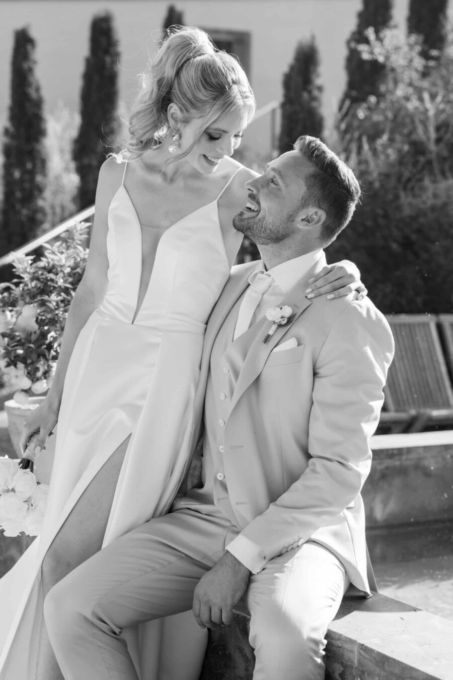 Hochzeit Villa Oriental | Editorial Summer Vibes & Live Cooking 471 Brautpaar lächelt sich im Garten an