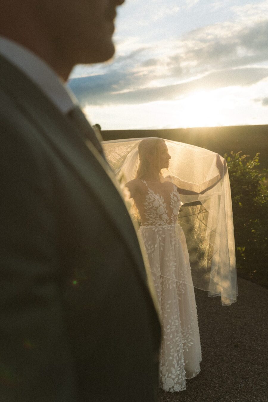 Braut mit Schleier im Sonnenuntergang