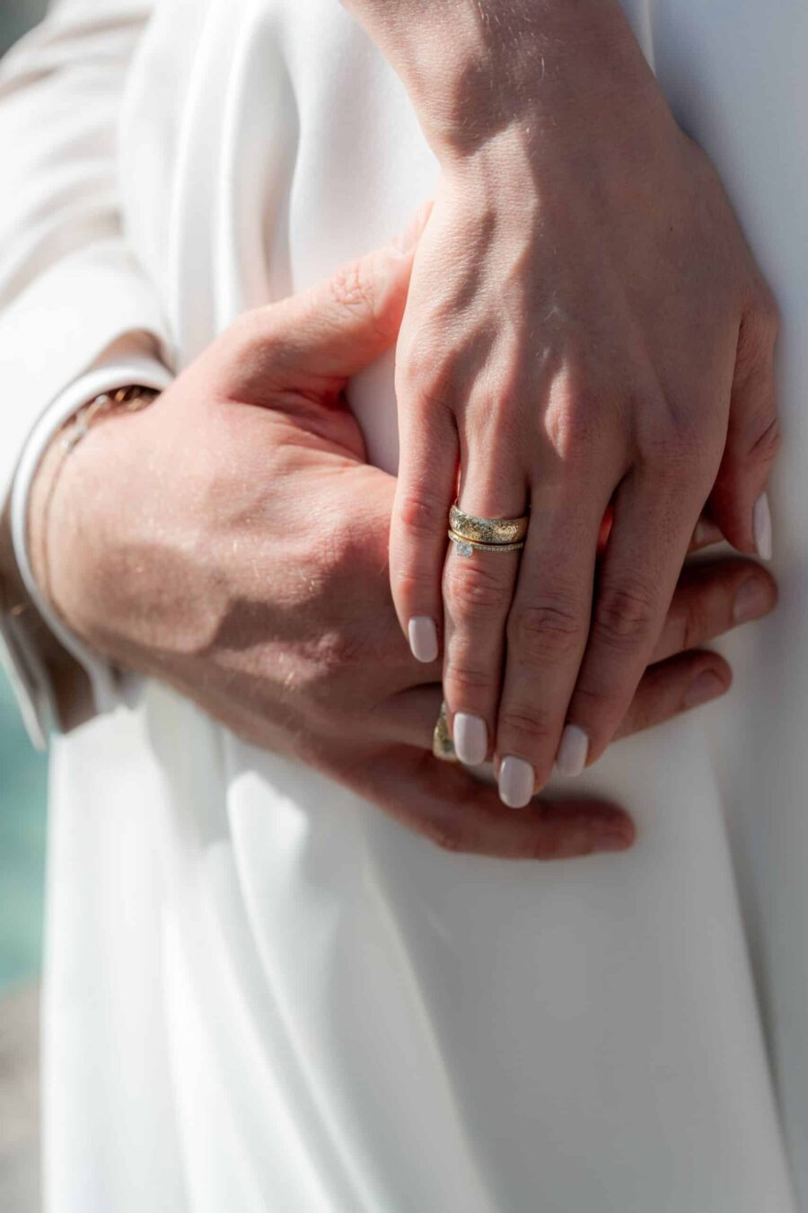 Hände des Brautpaares mit Eheringen
