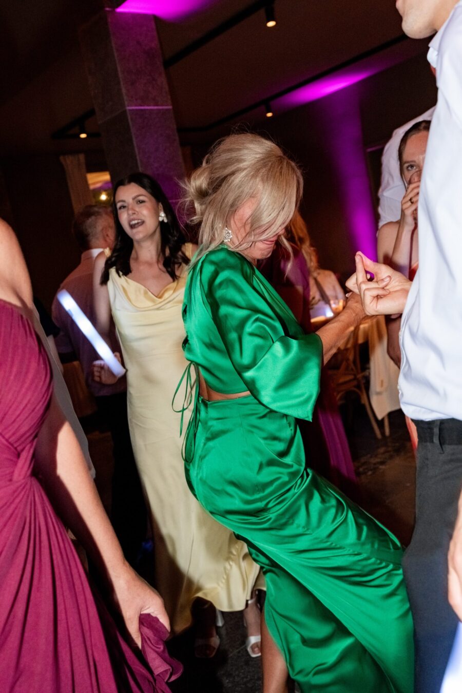 Tanzende Hochzeitsgäste in festlicher Atmosphäre.