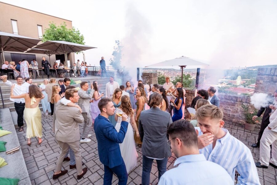 Hochzeit Steinburg Würzburg | Editorial Style & Party | Florian Knusper 171 Hochzeitsfeier im Freien mit tanzenden Gästen