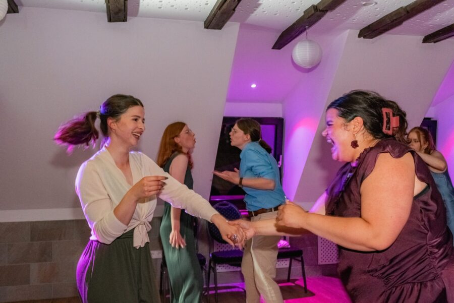 Tanzende Hochzeitsgäste im Partyraum