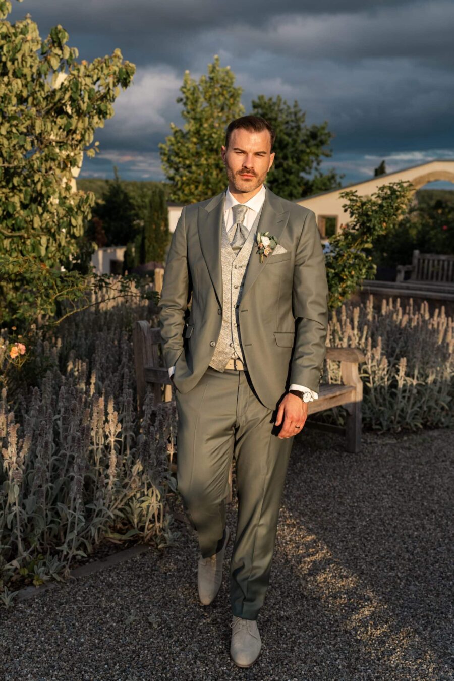 Bräutigam im Garten in Abendsonne