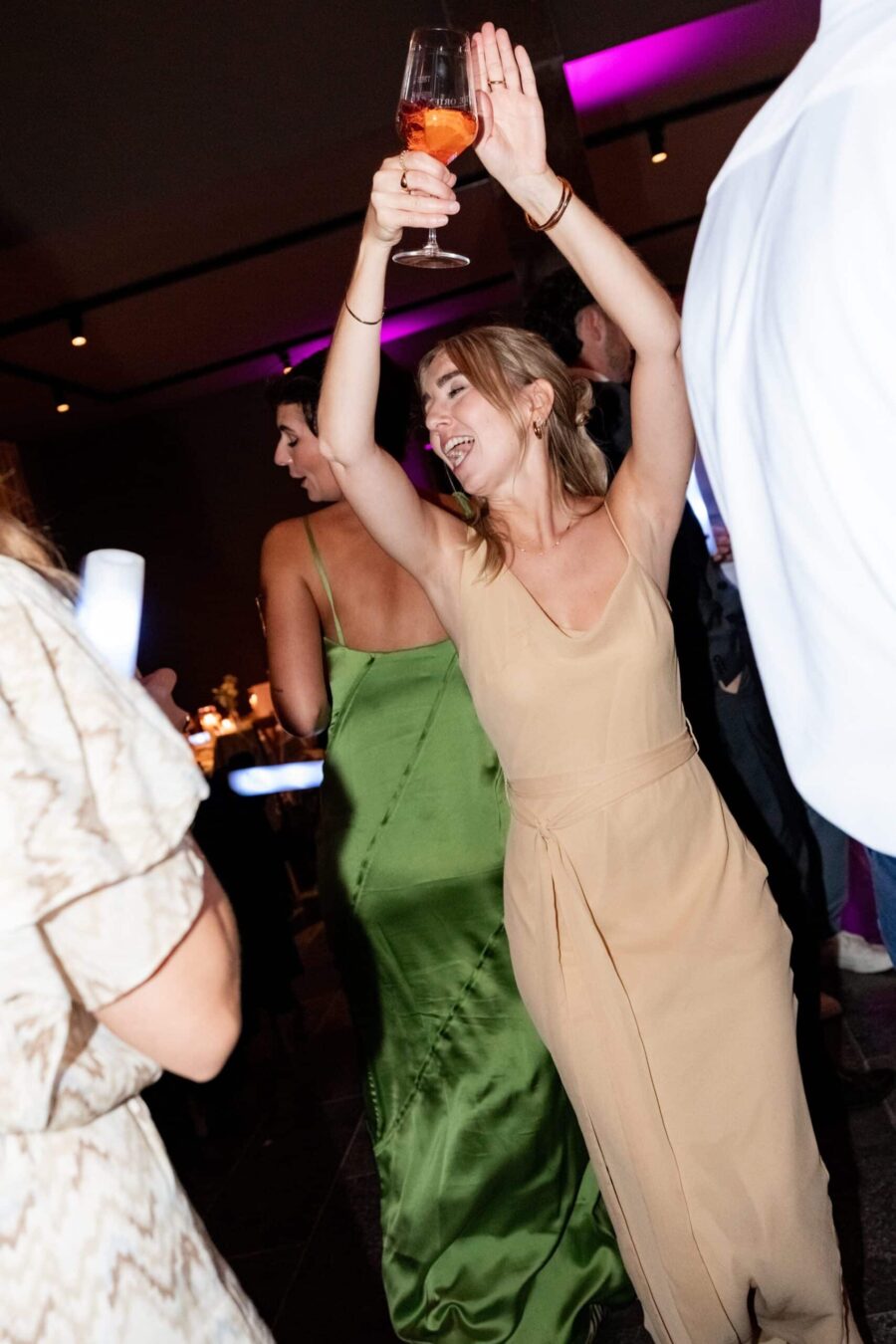 Tanzende Gäste bei einer Hochzeitsparty