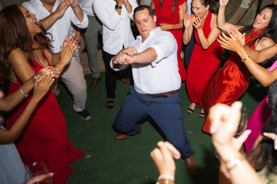 Hochzeitstanzparty mit begeisterten Gästen.