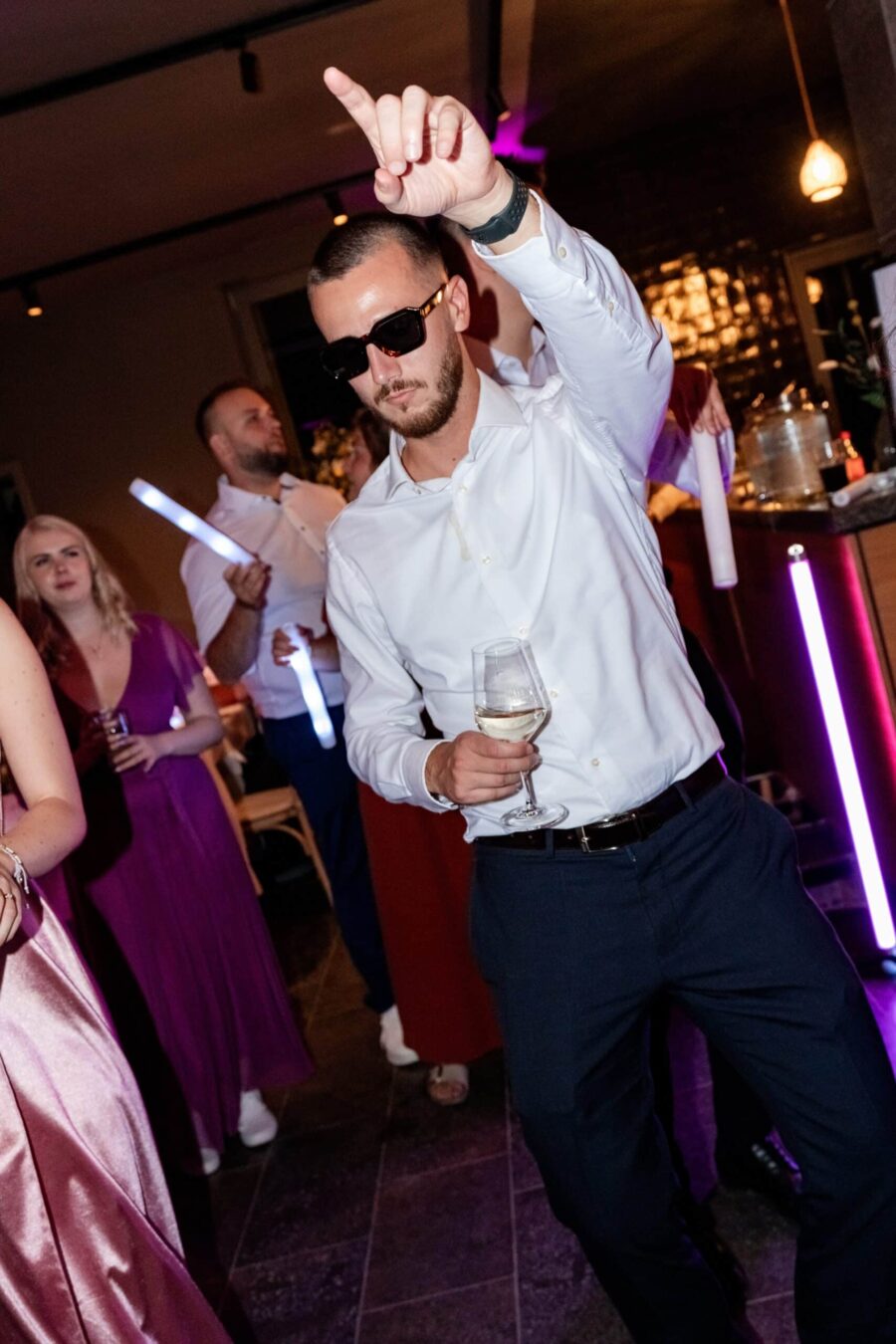 Hochzeitsgäste tanzen und feiern zur Musik