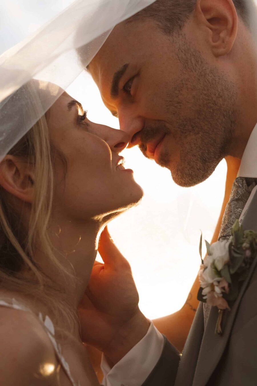 Brautpaar unter dem Schleier bei Sonnenuntergang