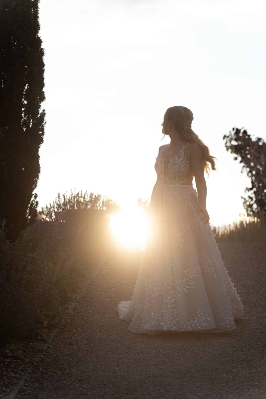 Braut im Sonnenuntergang im Garten.