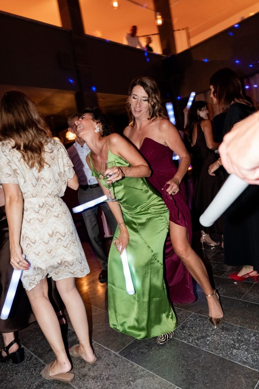 Tanzende Hochzeitsgäste im Festsaal