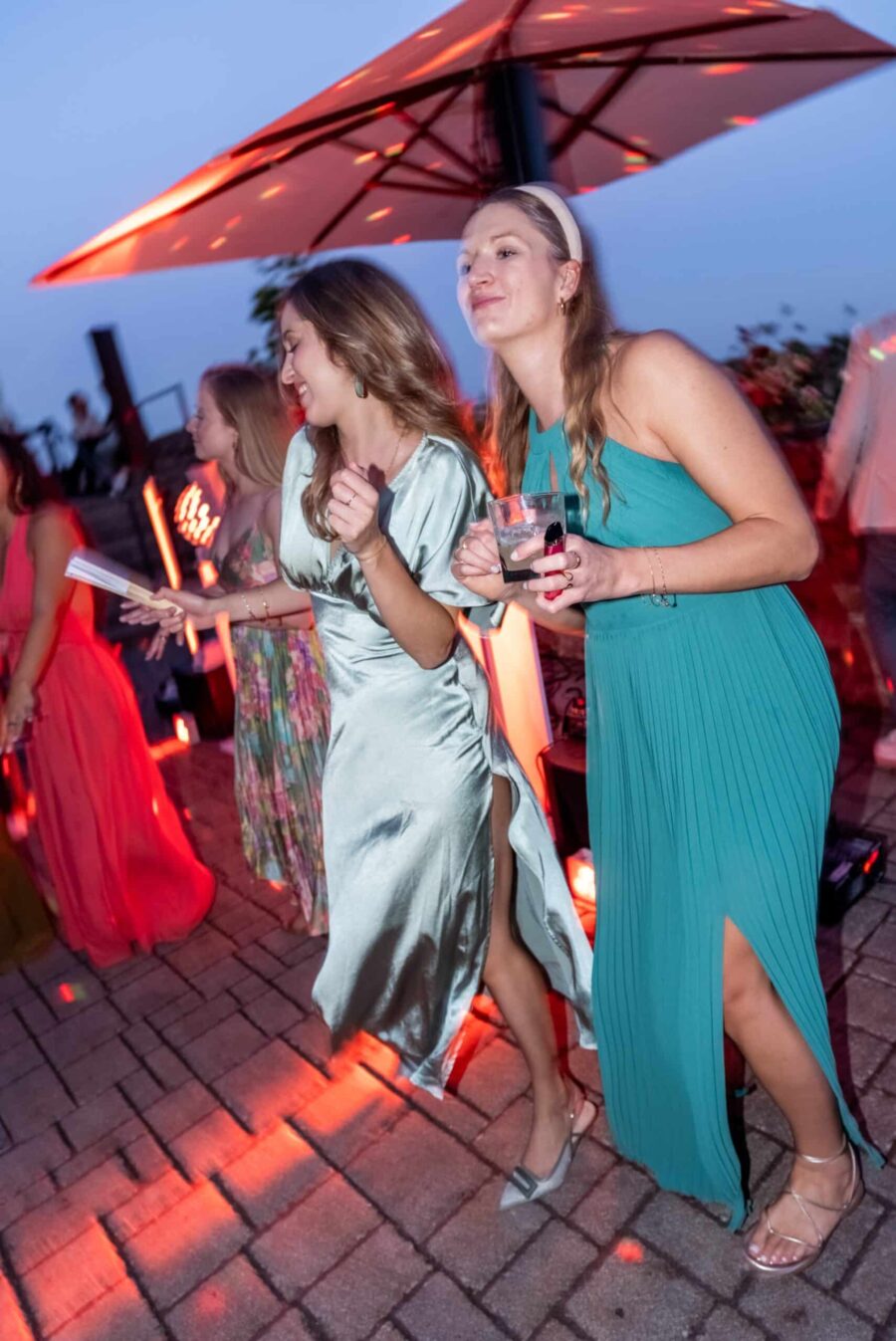 Gäste tanzen ausgelassen bei abendlicher Hochzeitsfeier